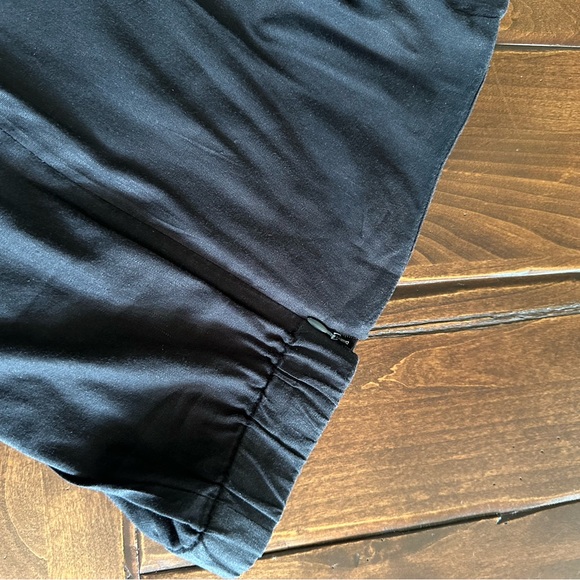 J. Jill navy linen, straight pants, detail at hem.  Side zip, elastic back. - Picture 14 of 15